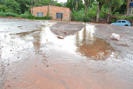 Via localizada na Vila Sofia foi asfaltada recentemente. Quando chove, as águas invadem as casas