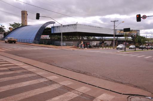 Comerciantes da Feira Coberta são obrigados a trocar seus produtos de lugar nos dias de chuva