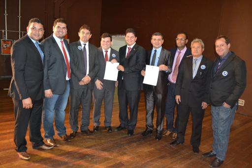 Foi assinado no último dia 17 de novembro, em Brasília, um acordo de cooperação técnica entre Câmara Municipal de Jataí, Câmara dos Deputados e Assembleia Legislativa de Goiás para implantação da TV Câmara em Jataí. Em breve, o município poderá contar com emissoras de rádio e televisão abertas para transmissão do sinal da Rede Legislativa e de programação local