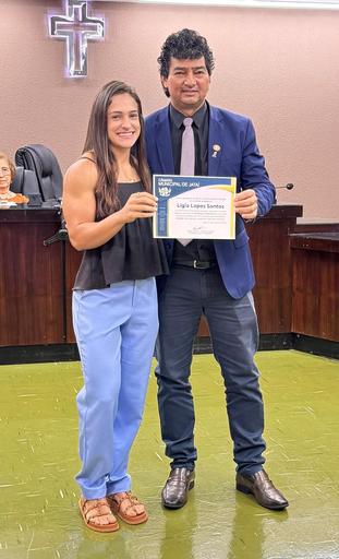 Lígia Santos recebeu sua homenagem do propositor da moção, o vereador Lazinho do Asfalto