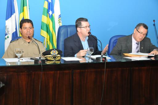 Durante a audiência sobre segurança pública em Jataí, realizada no último dia 13, o secretário estadual de Segurança Pública e Justiça, João Furtado, e o presidente da Agência Prisional, Edilson de Brito, anunciaram a ampliação do atual presídio jataiense, além da transferência de presos para Rio Verde. Foi prometida ainda a construção de uma nova unidade, para 300 ou 400 presos.