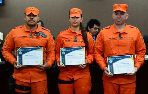 Os homenageados (da esquerda para a direita): cabo Passos, soldado Passos e sargento Assis