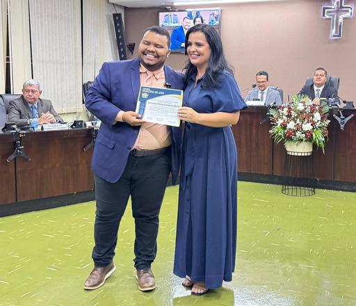 Autor da iniciativa, o vereador Guilherme Alves entregou certificado à corretora Zenaide Alves Cordeiro Mello