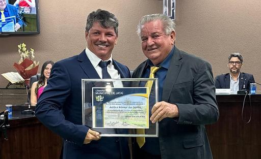 Contador Antônio Ademar dos Santos (E) ao lado de Mantelli