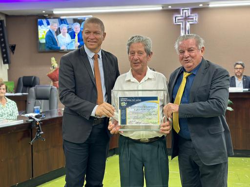 Eugenio Feldkircher entre os vereadores Abimael Silva (E) e Vicente Mantelli