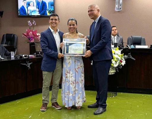 Daryene Wider entre seu marido, Dieter dos Santos, e o vereador Abimael Silva