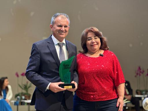 Américo Nunes, reitor da UFJ, recebeu o Troféu Jatobá das mãos da vereadores Marina Silveira