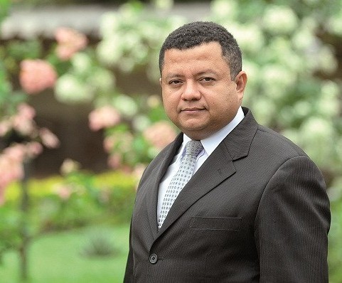 Juiz Márlon Reis receberá título de honra ao mérito neste dia 19 de março, às 19h30min. No térreo do Palácio das Abelhas serão colhidas assinaturas de apoio ao projeto de reforma política. Reis também é fundador do Movimento de Combate à Corrupção Eleitoral no Brasil