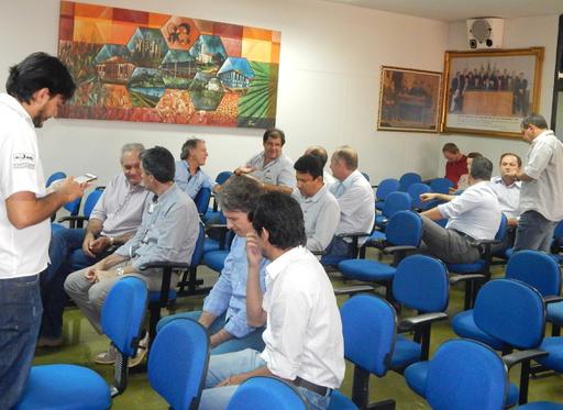 Grupo sediado em Sâo Paulo propõe a produtores rurais jataienses a possibilidade de vender grãos e outras mercadorias diretamente a compradores estrangeiros, de acordo com os preços internacionais. Instalação da empresa em Jataí poderia gerar cerca de 400 empregos diretos e indiretos, além de aumentar a arrecadação do município