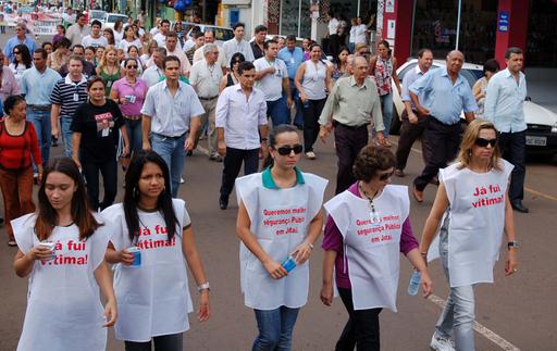 Aconteceu na manhã da última sexta-feira, dia 11 de setembro, por algumas ruas do Centro da cidade, uma passeata que teve como objetivo chamar a atenção do governo estadual para o problema da falta de segurança em Jataí. Vereadores, vítimas, parentes e amigos de pessoas assassinadas e populares fizeram uma caminhada pacífica, pontuada por discursos e testemunhos. Nos últimos 12 meses, foram mais de 40 homicídios no município, além de uma série interminável de furtos e assaltos.