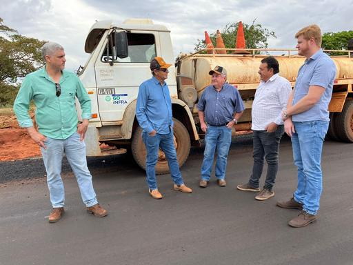 Representantes da Goinfra com os vereadores Vicente Mantelli, Deuzair Parente e Carlinhos Canzi