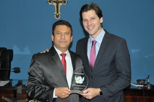 Momento em que o vereador Gildenicio Santos entregou o Troféu Jatobá ao deputado Daniel Vilela