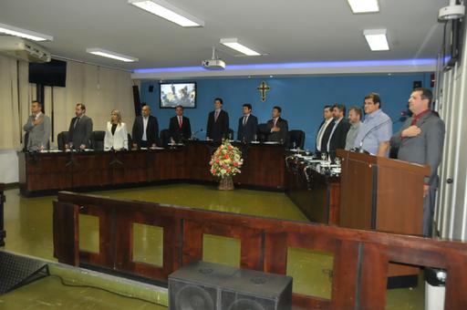 Componentes da mesa de trabalhos durante a execução do Hino Nacional Brasileiro