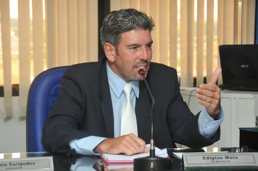 Falta de pavimentação asfáltica, matagais nas ruas e buracos na pista foram alvos de requerimento do parlamentar