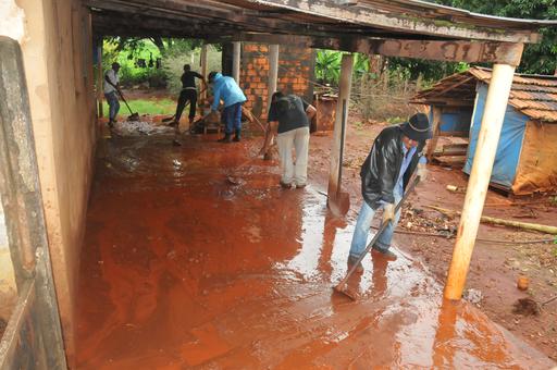 Moradores dos bairros Jacutinga, Vila Palmeiras, Dom Abel e Francisco Antônio tiveram suas casas invadidas pela lama e pelo barro devido às fortes chuvas