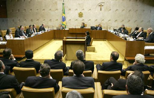 Os ministros do Supremo Tribunal Federal (STF) reuniram-se para julgar se a Lei da Ficha Limpa vale ou não para as eleições deste ano, marcadas para o próximo dia 3 de outubro. Clique aqui e saiba como funcionam as regras de inelegibilidade, que existem desde os tempos coloniais. A chamada Lei de Inelegibilidades (Lei Complementar 64/90), que foi modificada pela Ficha Limpa, teve origem no Senado.
