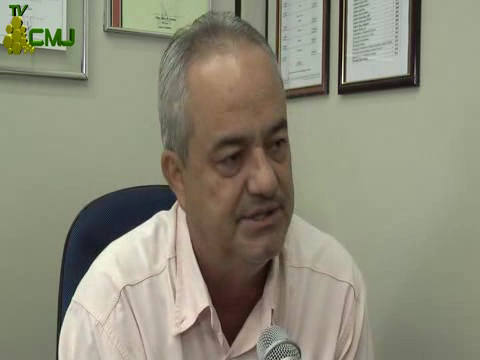 Vereador quer representantes da construtora e da Secretaria de Obras na tribuna para falar sobre a má qualidade do asfalto recém-implantado na cidade 