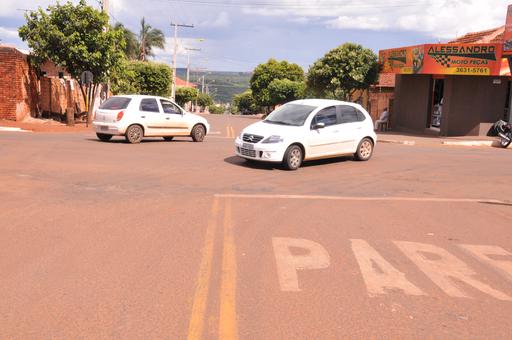 Veículos trafegam em alta velocidade na confluência das ruas Salgado Filho e José Carvalho