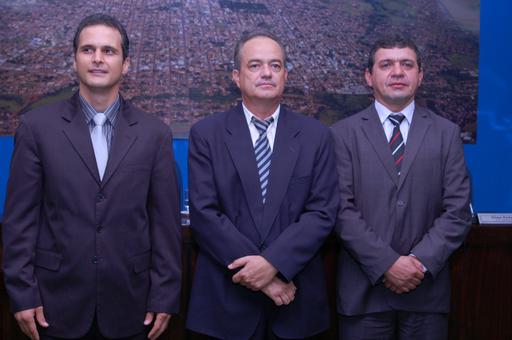 Com o voto de todos os vereadores presentes à sessão, a chapa encabeçada pelo vereador Geovaci Peres de Castro venceu a eleição da mesa diretora da Câmara Municipal de Jataí, realizada na noite de quinta-feira, dia 9. Ele será o presidente do legislativo no biênio 2011-2012, tendo como vice o vereador Marcos Antônio e, na função de secretário, o vereador Mauro Bento Filho. A posse da nova mesa está marcada para o próximo dia 1º de janeiro.