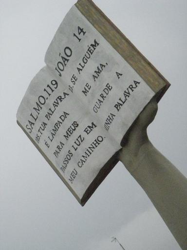 Monumentos com esculturas lembrando o livro sagrado dos cristãos seriam instalados nas rotatórias do Lago JK e do Caic