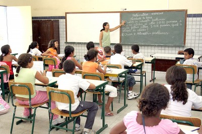 O vereador Luiz Carlos Cabral, em requerimento aprovado pela Câmara – e subscrito pelos colegas de plenário –, solicitou à secretária da Educação de Jataí, Ana Kátia Ferreira de Assis, a criação de um departamento de contabilidade para ficar responsável pela apresentação das declarações anuais de renda das escolas e dos conselhos municipais. Atualmente essa responsabilidade está sendo cobrada dos diretores das escolas, o que tem gerado constrangimento e insatisfação.