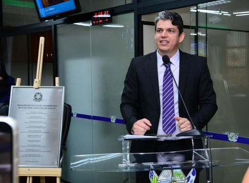 Giorgio Assis, diretor da TV Câmara, ao lado da placa descerrada durante a solenidade