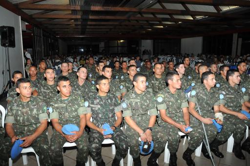 No último dia 6, no salão social da AABB, a Câmara Municipal entregou títulos de honra ao mérito aos 85 integrantes do 41° Batalhão de Infantaria Motorizado de Jataí que participaram da missão de paz da ONU no Haiti.