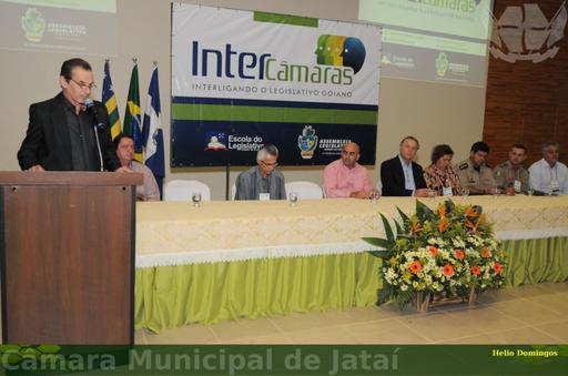 Quase 300 pessoas participaram da 22ª edição do programa Intercâmaras, realizada no último dia 4 em Jataí. Deputados, prefeitos, vereadores, assessores parlamentares e universitários marcaram presença no evento, que trouxe palestras sobre o poder legislativo diante da Lei de Responsabilidade Fiscal e sobre modelos de proposições legislativas (projetos de lei, requerimentos etc.)