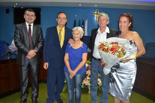 A homenagem foi feita no último dia 28, em reconhecimento aos serviços prestados pela professora Rosa Helena Gonçalves de Souza e pelo servidor municipal Urbano Ferreira de Souza. Proposta pelo vereador Geovaci Peres, a sessão solene contou com a presença de um bom público no plenário da Câmara de Jataí