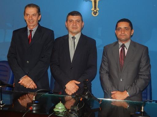Com o voto dos 10 parlamentares, o vereador Marcos Antônio foi eleito presidente da Câmara Municipal de Jataí para os próximos dois anos. A mesa diretora terá ainda Nilton César Soró como vice-presidente e Adilson Carvalho como secretário. O mandato da nova gestão terá início no dia 1° de janeiro de 2015