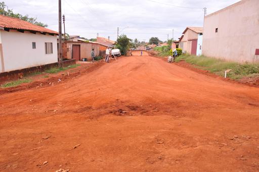Rua Formosa passou por obras de esgoto recentemente, mas o asfalto ainda não foi restaurado, o que vem gerando uma série de transtornos