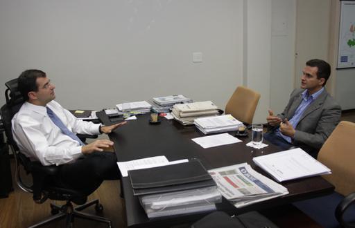 Vereador encontrou-se com presidente da Agehab, em Goiânia, onde protocolou documentos para regularização fundiária de seis bairros de Jataí