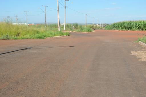Condutores de veículos que trafegam pelo Portal do Sol reclamam da falta de sinalização horizontal e vertical nas ruas do setor
