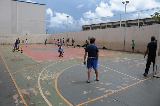 Atualmente, cerca de 700 alunos fazem suas atividades físicas ou recreativas expostos ao sol e à chuva na escola Antônio Tosta de Carvalho