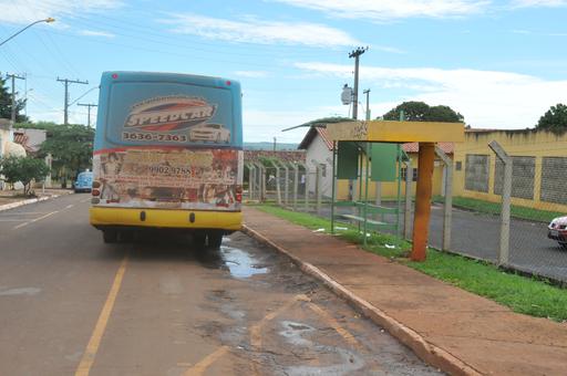 Idosos, gestantes, mulheres com crianças de colo e outros usuários são obrigados a esperar em pé por longos períodos de tempo