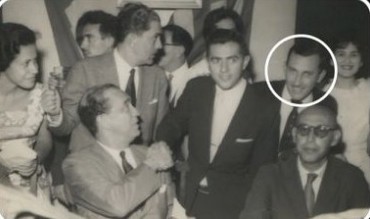 No círculo, Luziano de Carvalho, durante visita do ex-presidente Juscelino Kubitschek a Jataí