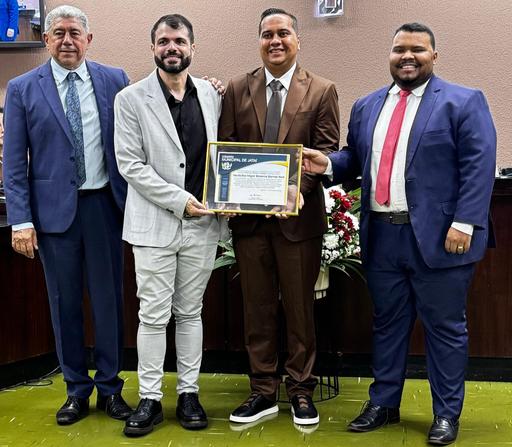 O advogado Heráclito Bezerra Noé (de paletó e calça claros) recebeu seu título das mãos dos vereadores (da esquerda para a direita) Carlone Assis, Marcos Patrick e Guilherme Alves