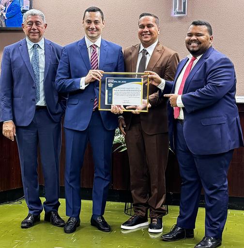 O ex-promotor e advogado Paulo de Tarso Brondi ao lado dos parlamentares presentes à solenidade