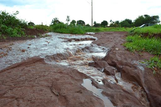 Vereador pede providências para que a água da chuva que desce pela Rua Jatobá deixe de causar transtornos à população do setor