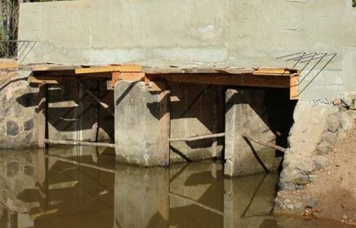 A chamada "Ponte do Geraldão" representa perigo para quem passa pela obra, que se encontra com suas vigas quebradas