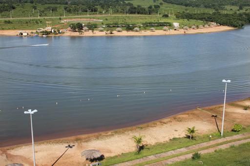 Frequentadores do lago Bonsucesso reclamam da diminuição do volume de grãos na praia, pois a areia vem deslizando para dentro d'água