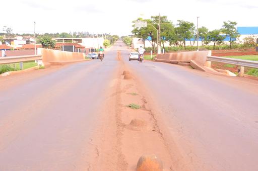 Atualmente os pedestres correm riscos ao fazer o trajeto entre o viaduto sobre a Avenida Goiás e o Terminal Rodoviário 
