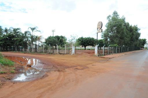 Adij cedeu seu campo e sua sede para que o primeiro shopping da cidade pudesse ser construído. A promessa era que receberia nova área