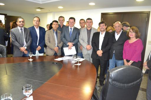 Solenidade de assinatura foi realizada na sede do governo estadual. O presidente da Câmara, Marcos Antônio, representou o prefeito Humberto Machado. Ele estava acompanhado de outros sete vereadores. O governador Marconi Perillo comprometeu-se a reivindicar diretamente à presidenta Dilma Rousseff a emancipação do câmpus à condição de universidade federal, com apoio do reitor da UFG