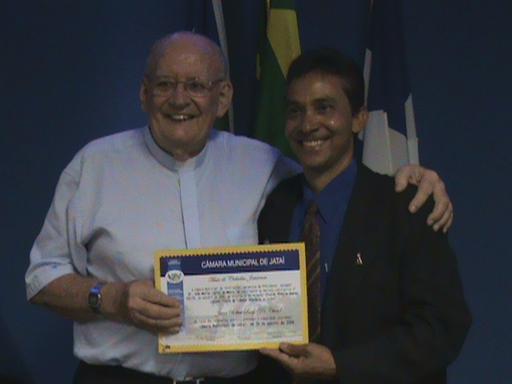 Em sessão especial, Câmara presta homenagem a religioso nascido nos Estados Unidos. Um plenário lotado presenciou, no último dia 8 de agosto, a sessão em que foi entregue o título de cidadão jataiense ao padre James Robert Bray, mais conhecido como padre Chico. A homenagem ocorreu em atendimento de proposta de 1994, do então vereador Divaldo Pereira Soares.