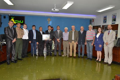 Chanceler e ecônomo da Diocese de Jataí, pároco da Catedral Divino Espírito Santo e diretor da rádio Difusora, o padre Cristiano Faria dos Santos foi homenageado por iniciativa do vereador Gildenicio Santos. O projeto foi aprovado por todos os parlamentares