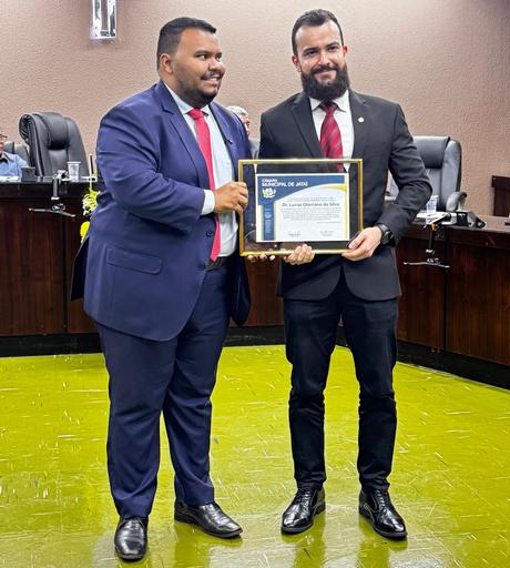 Vereador Guilherme Alves (E) com o promotor de justiça Lucas Otaviano da Silva