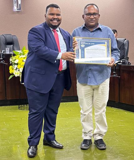 Guilherme também entregou o título de cidadão jataiense ao padre Valdinei