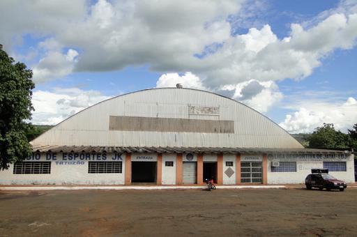 Construído há mais de 30 anos, o ginásio de esportes Juscelino Kubitschek encontra-se desgastado pelo tempo