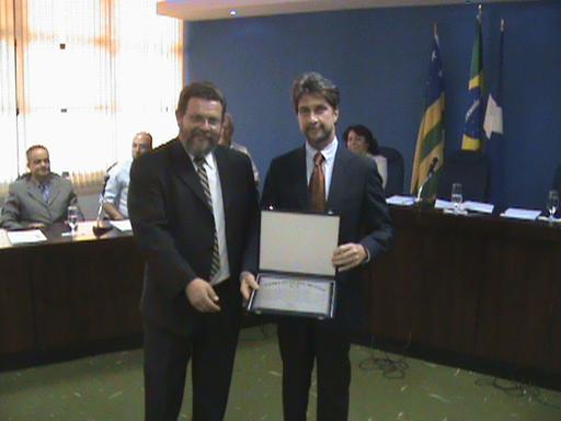 A Câmara Municipal de Jataí recebeu, nesta terça-feira, dia 23 de setembro, a visita de João Henrique Maria Gabriel de Orleans e Bragança, descendente da família imperial brasileira. Durante a sessão solene especial, o príncipe recebeu uma placa oferecida por todos os vereadores